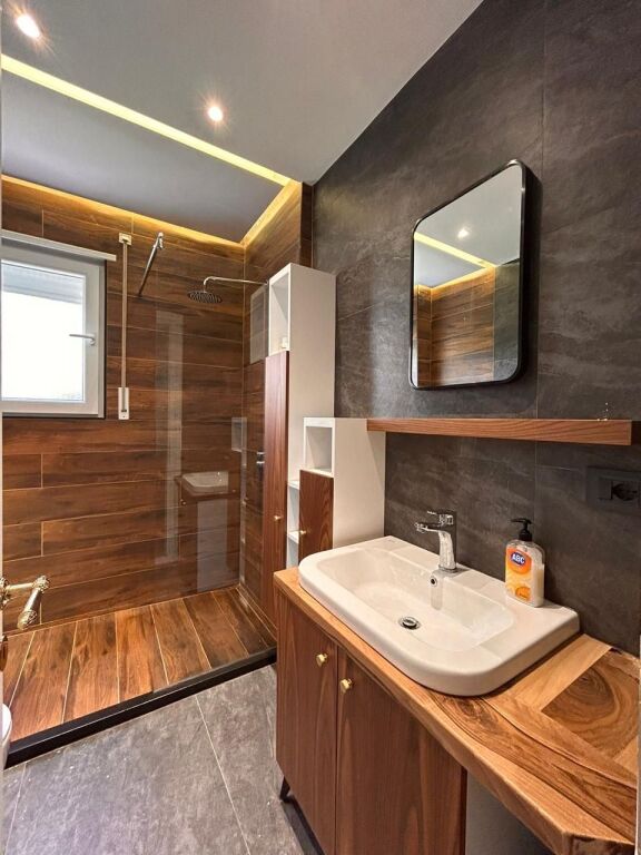 Shitet apartament 1+1 ne qender të Korces