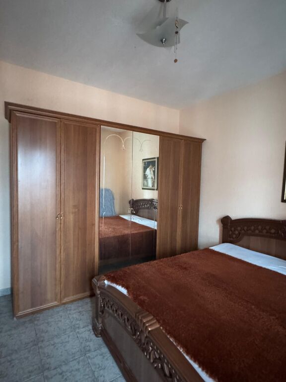 Apartament 2+1+2 me qera tek Materniteti i Ri