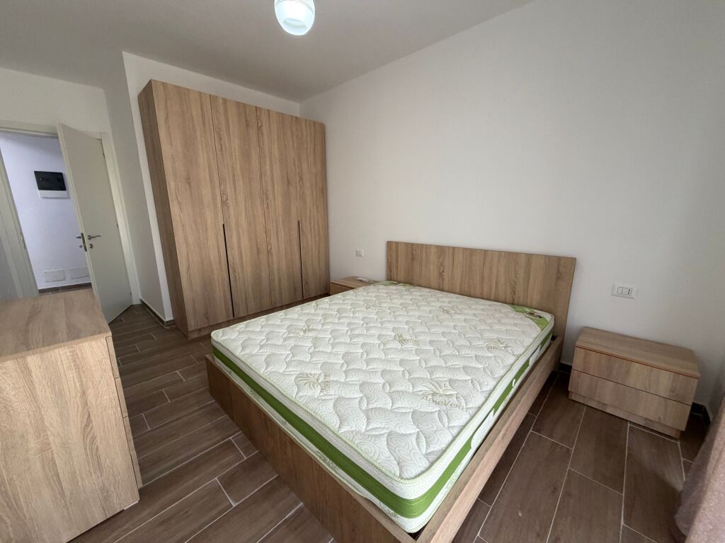 Apartament 2+1 me qira – Zona 5 Maji
Jepet me qira apartament 2+1 në zonën e 5 Majit.  • Ndodhet në pallat të ri  • Kati i 2-të dhe kati i 5-të (opsione të disponueshme)  • Organizim i rregullt dhe hapësira të bollshme  💰 Çmimi: 50,000 lekë/muaj  