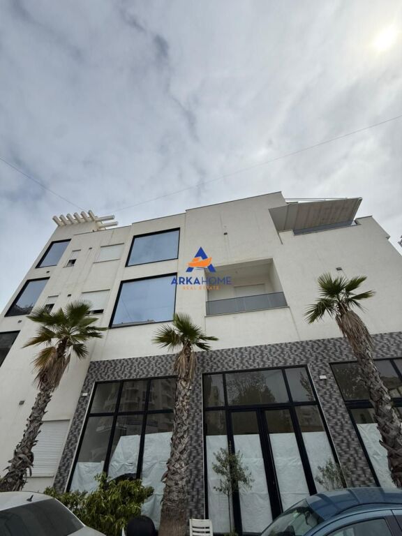 VENDESI TRE PIANI 380M2 "VLORE' 900.000 EURO IN VENDITA