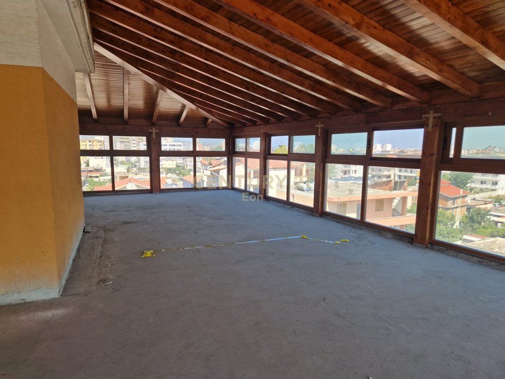 VENDESI MONOLOCALE PIÙ GARAGE IN VENDITA SULLA SPIAGGIA DI DURRËS !