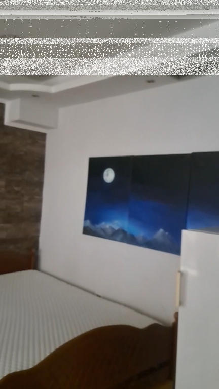 Studio apartment, Varri Bamit!