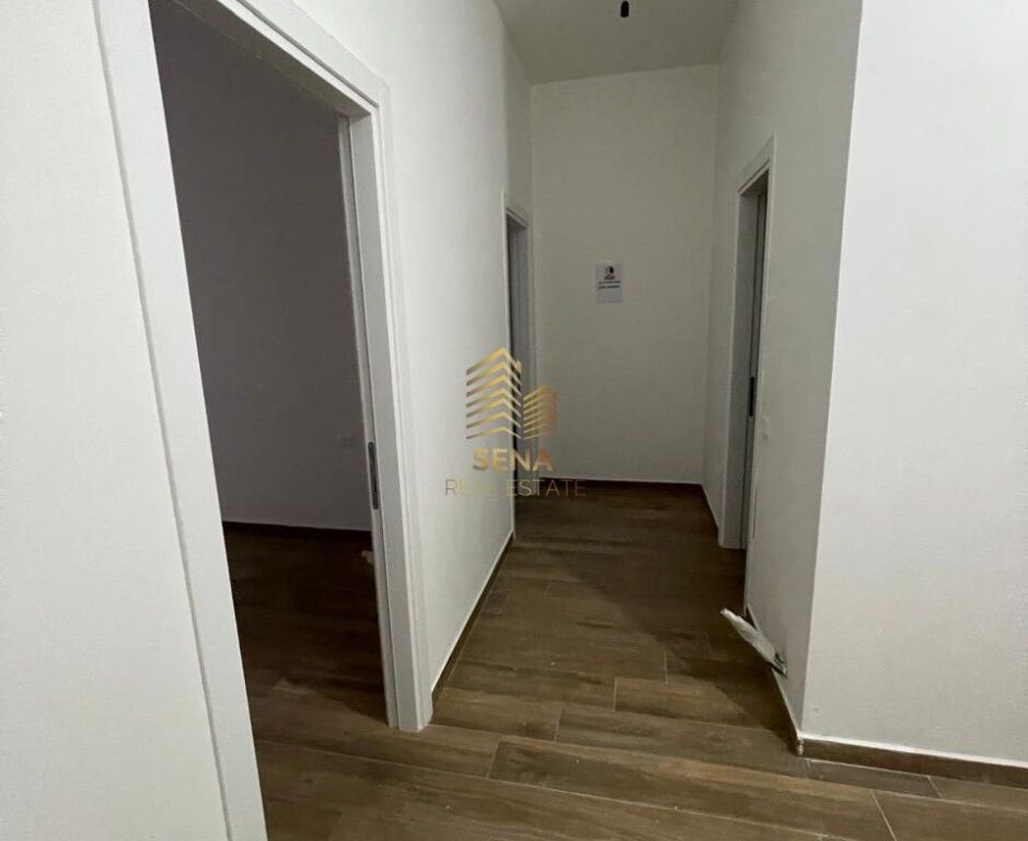 Affitto, Locale Commerciale, 2+1+balcone, Complesso Arlis – Via Dibra, 650 Euro/Mese