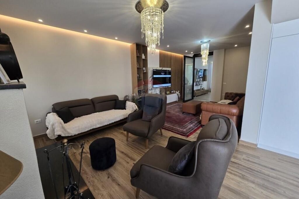 3-story villa for rent in Bërzhitë