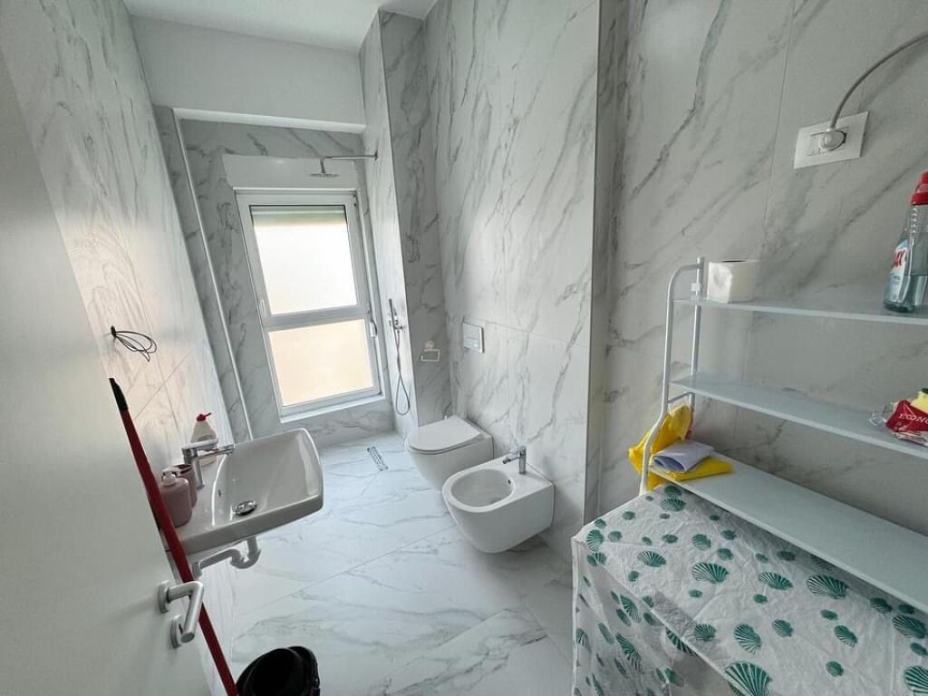 🏡 Jepet me qira apartament 1+1 📍 Ali Demi, Rezidenca Kaimi💶 Çmimi: 35,000 lek/muaj (i padiskutueshëm)
