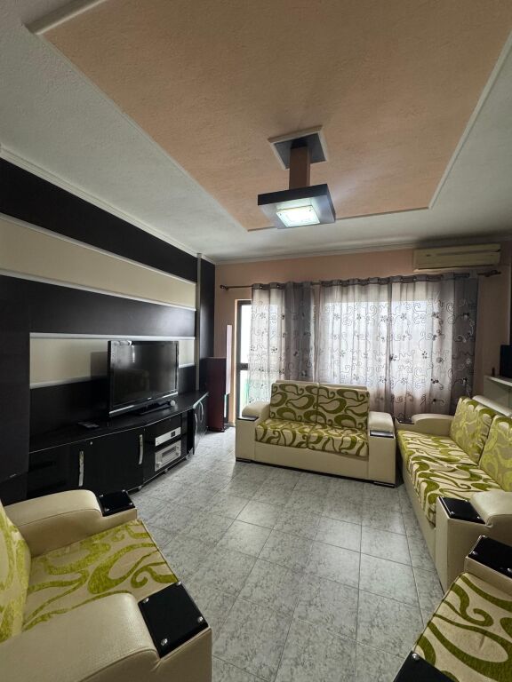 Apartament 2+1+2 me qera tek Materniteti i Ri