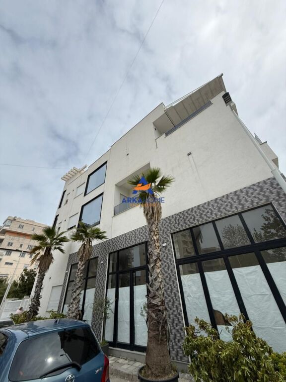 VENDESI TRE PIANI 380M2 "VLORE' 900.000 EURO IN VENDITA