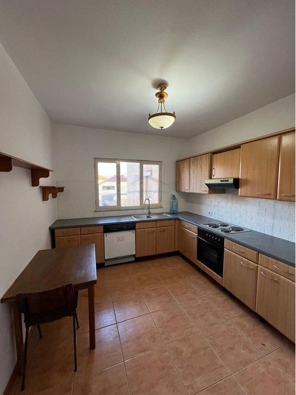Jepet apartament 3+1+2 me qera tek Ish Stacioni i Trenit, Tiranë