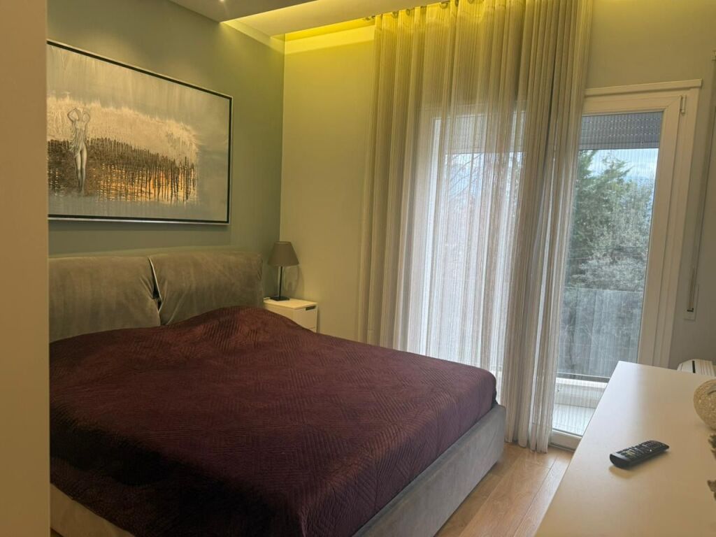 2+1,i mobiluar te xhamia e kopshtit botanik,850 euro