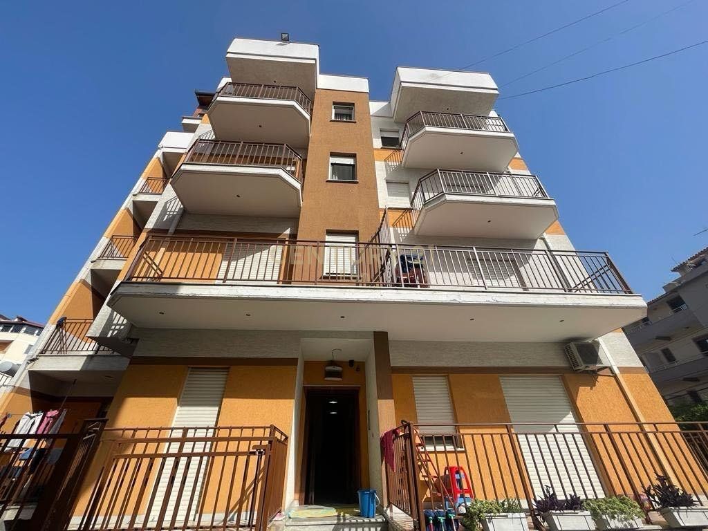 VENDESI MONOLOCALE PIÙ GARAGE IN VENDITA SULLA SPIAGGIA DI DURRËS !