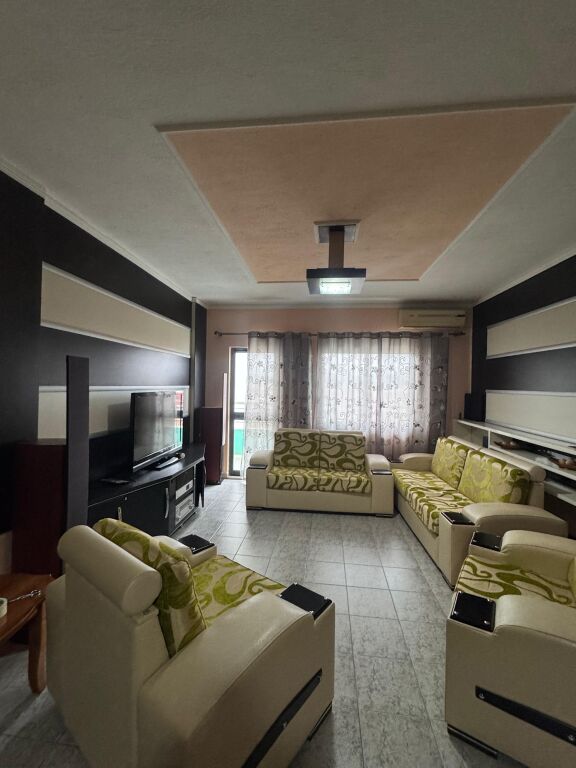 Apartament 2+1+2 me qera tek Materniteti i Ri