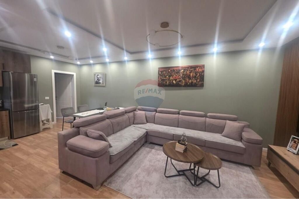 Jepet me Qira Apartament 2+1+2 te Rruga Elbasanit