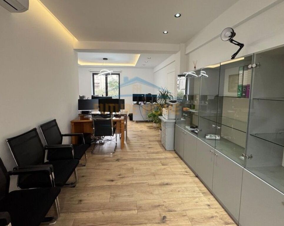Locale Commerciale in Affitto, Viale Zogu 1, Tirana