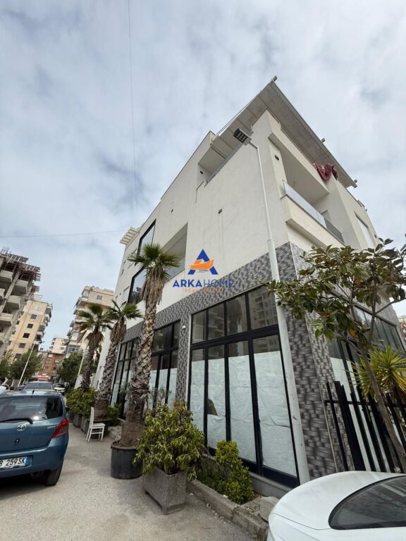 VENDESI TRE PIANI 380M2 "VLORE' 900.000 EURO IN VENDITA