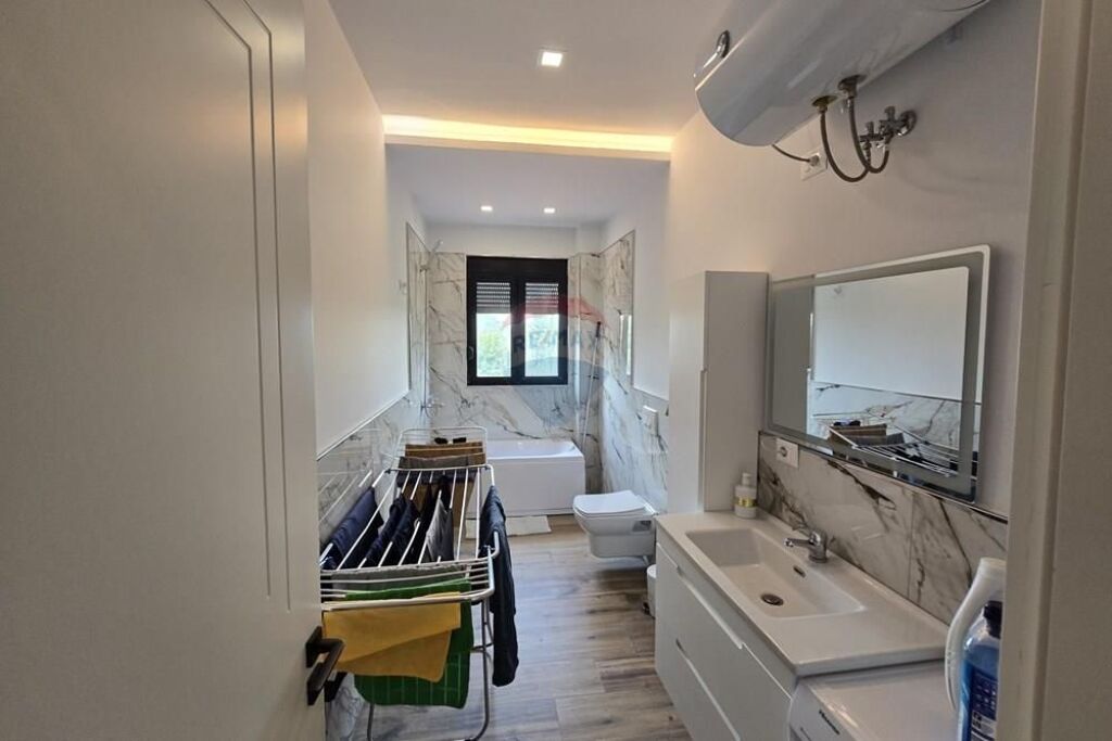3-story villa for rent in Bërzhitë