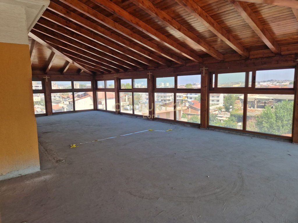 VENDESI MONOLOCALE PIÙ GARAGE IN VENDITA SULLA SPIAGGIA DI DURRËS !