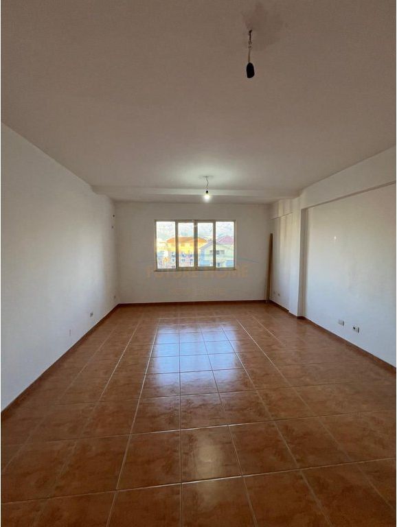 Jepet apartament 3+1+2 me qera tek Ish Stacioni i Trenit, Tiranë