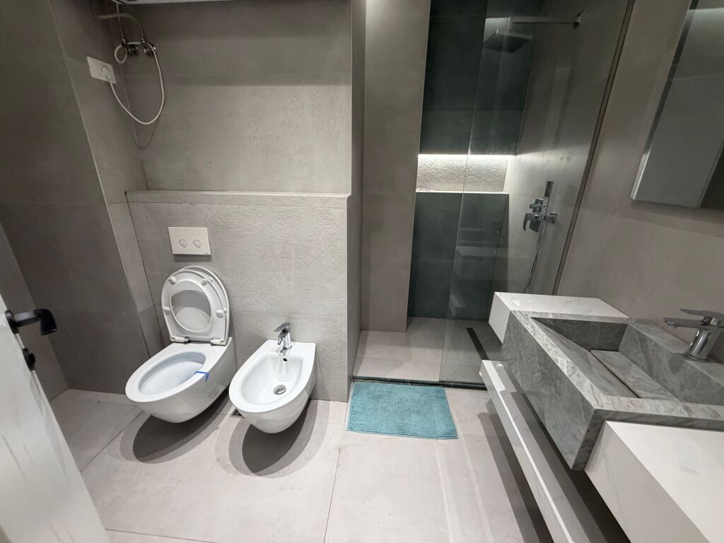 1+1, komune e Parisit, bar fogu, 660 mije leke