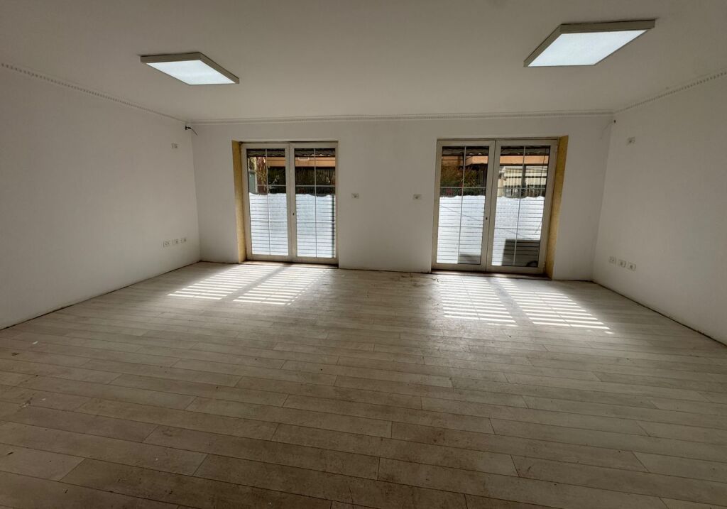 Ambient biznesi me qira ne Rrugen Sander Prosi (prane Mozaikut )