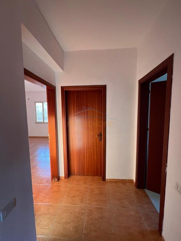 Jepet apartament 3+1+2 me qera tek Ish Stacioni i Trenit, Tiranë