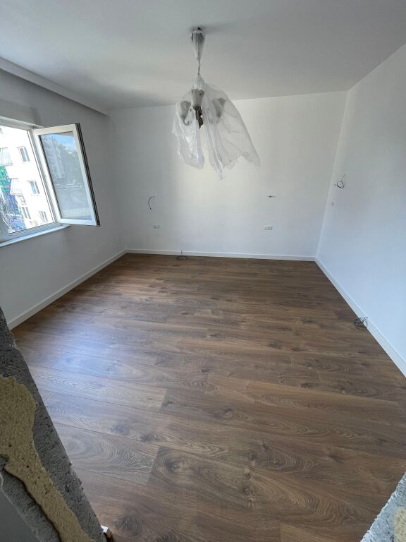 🏢Pak minuta larg Stadiumit Air Albania ,Rr.Dervish Hima jepet me qera per zyra,apartament 1+1,Bosh. 1,000 €(Neto)
