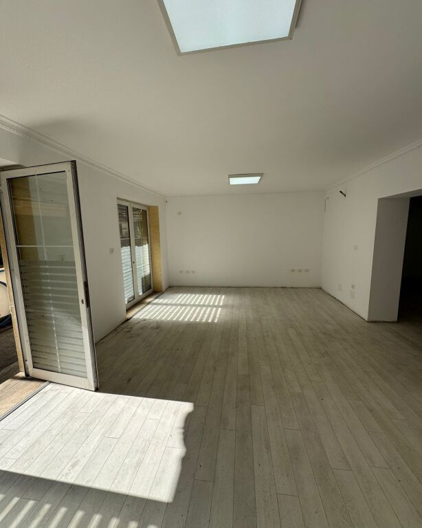 Ambient biznesi me qira ne Rrugen Sander Prosi (prane Mozaikut )