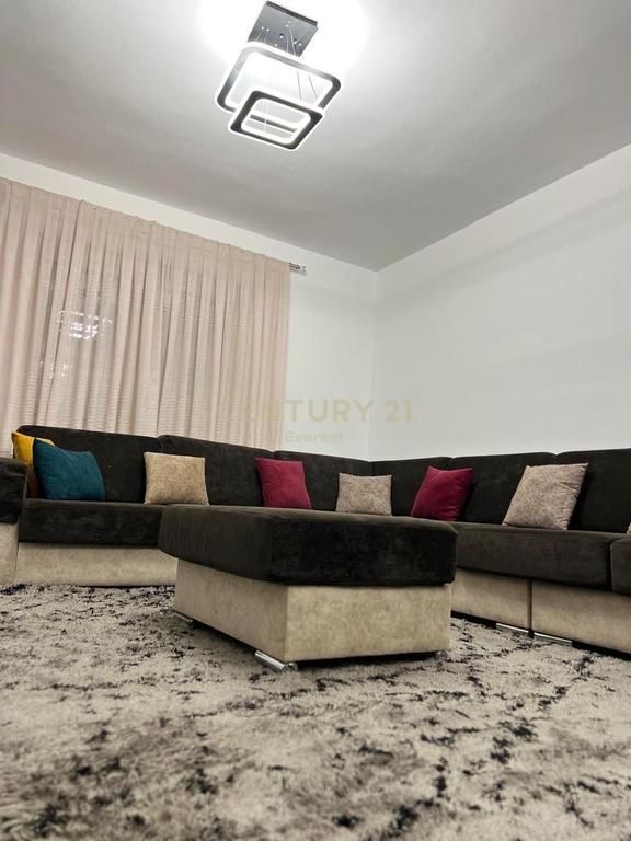Jepet me qira apartament 2+1 pranë Shkollës së Baletit
