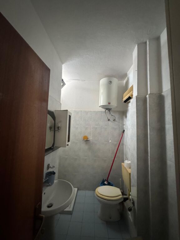 Apartament 2+1+2 me qera tek Materniteti i Ri