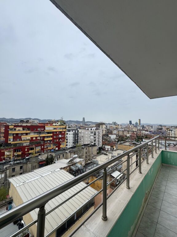 Apartament 2+1+2 me qera tek Materniteti i Ri