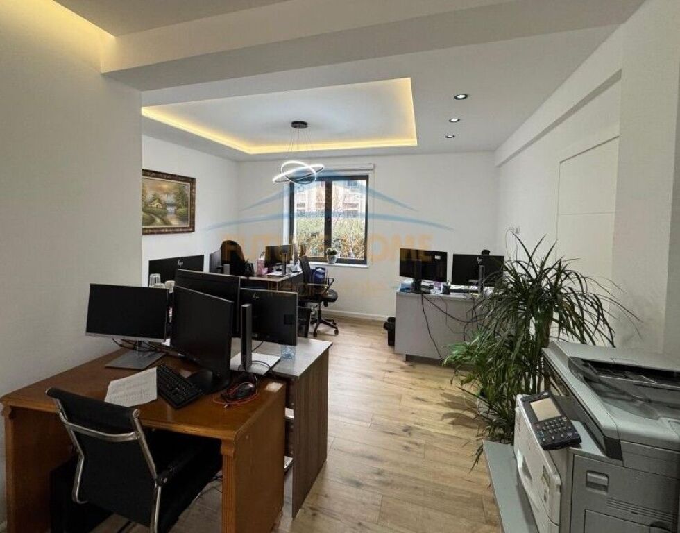 Locale Commerciale in Affitto, Viale Zogu 1, Tirana