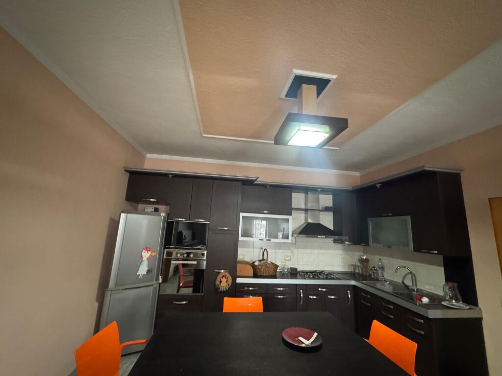 Apartament 2+1+2 me qera tek Materniteti i Ri