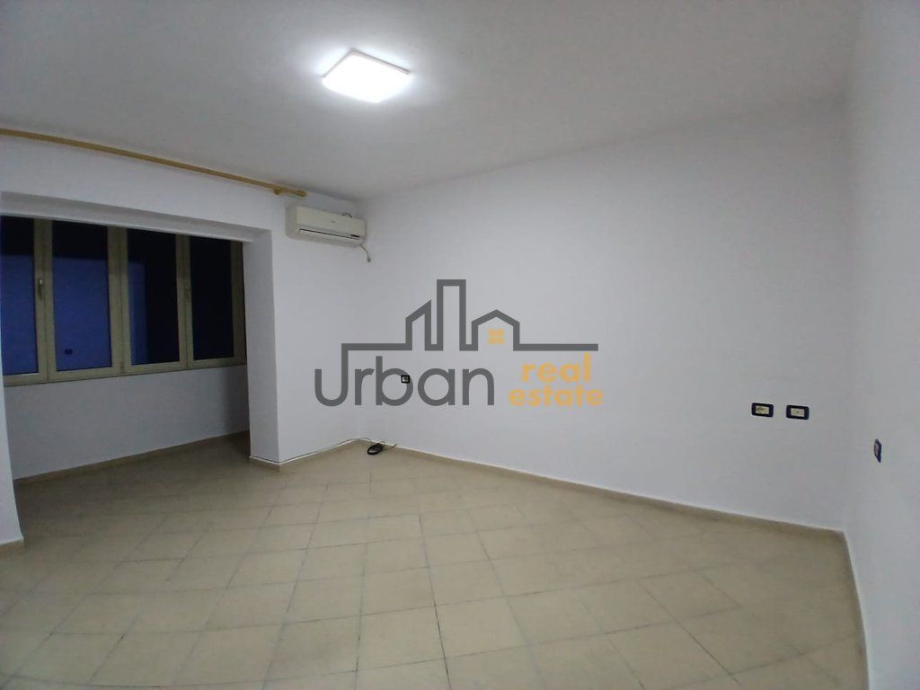 Locale Commerciale in Affitto 1+1, Via Durazzo, Tirana - 60.000 Leke | 60 m²
