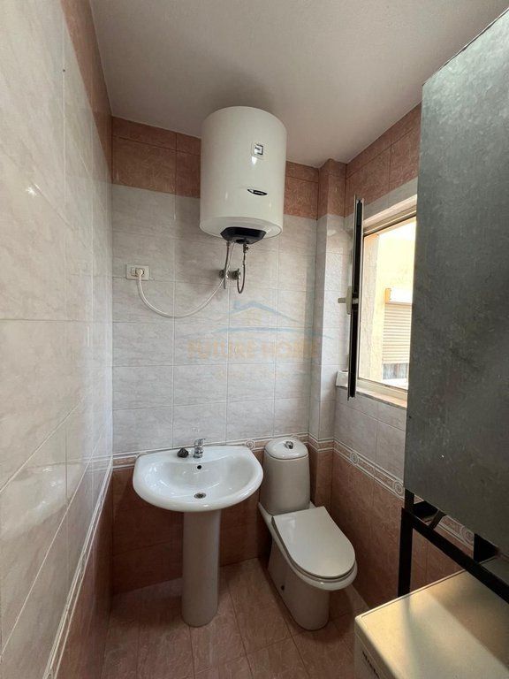 Jepet apartament 3+1+2 me qera tek Ish Stacioni i Trenit, Tiranë