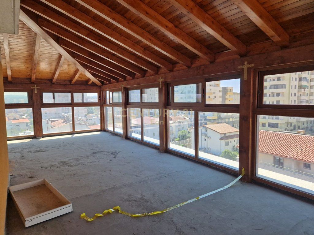 VENDESI MONOLOCALE PIÙ GARAGE IN VENDITA SULLA SPIAGGIA DI DURRËS !
