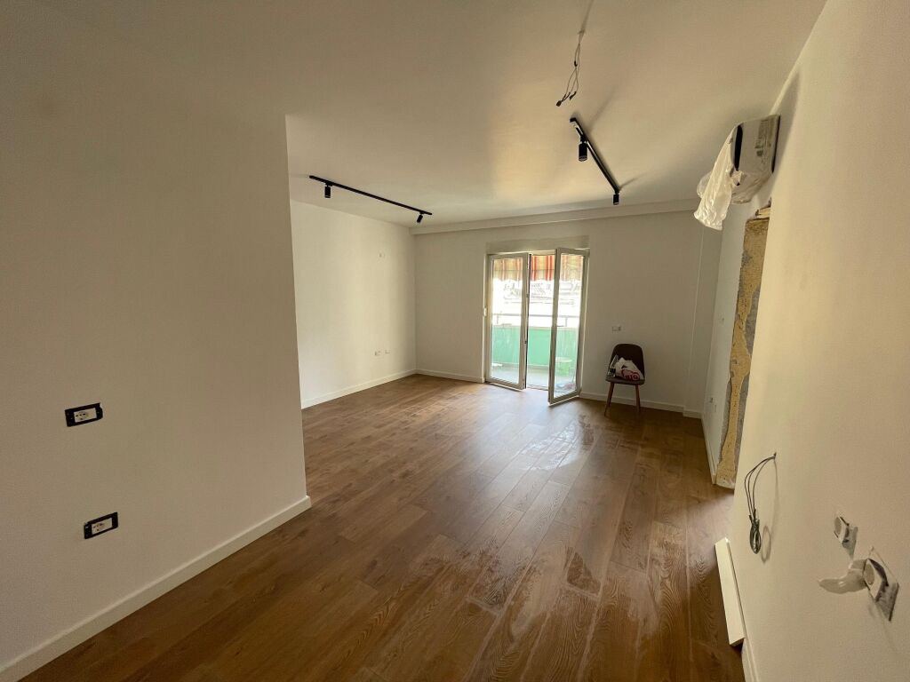 🏢Pak minuta larg Stadiumit Air Albania ,Rr.Dervish Hima jepet me qera per zyra,apartament 1+1,Bosh. 1,000 €(Neto)
