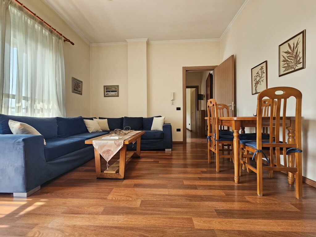 Jepet me qera apartament 1+1 te Pazari i Ri