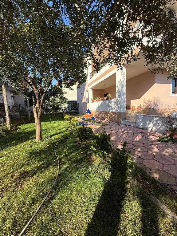 JEPET ME QERA VILË PRIVATE 2-KATE "TERMINALI I RI I TRENIT, TIRANË" 900 EURO