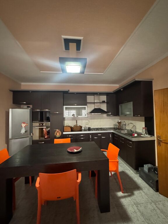 Apartament 2+1+2 me qera tek Materniteti i Ri
