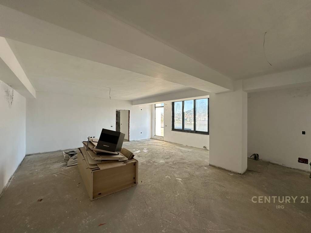 Penthouse for sale with 192 m2 veranda in Yzberisht