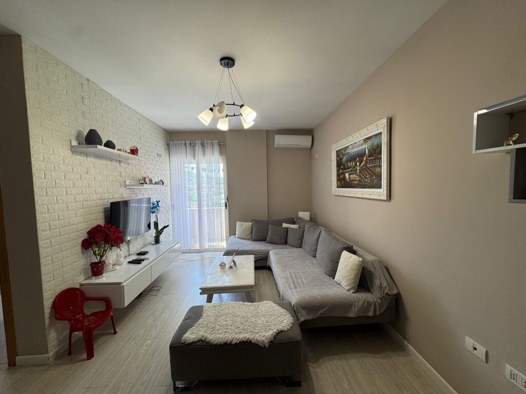 Shitet apartament 1+1 , pran fabrikes se miellit Tirane