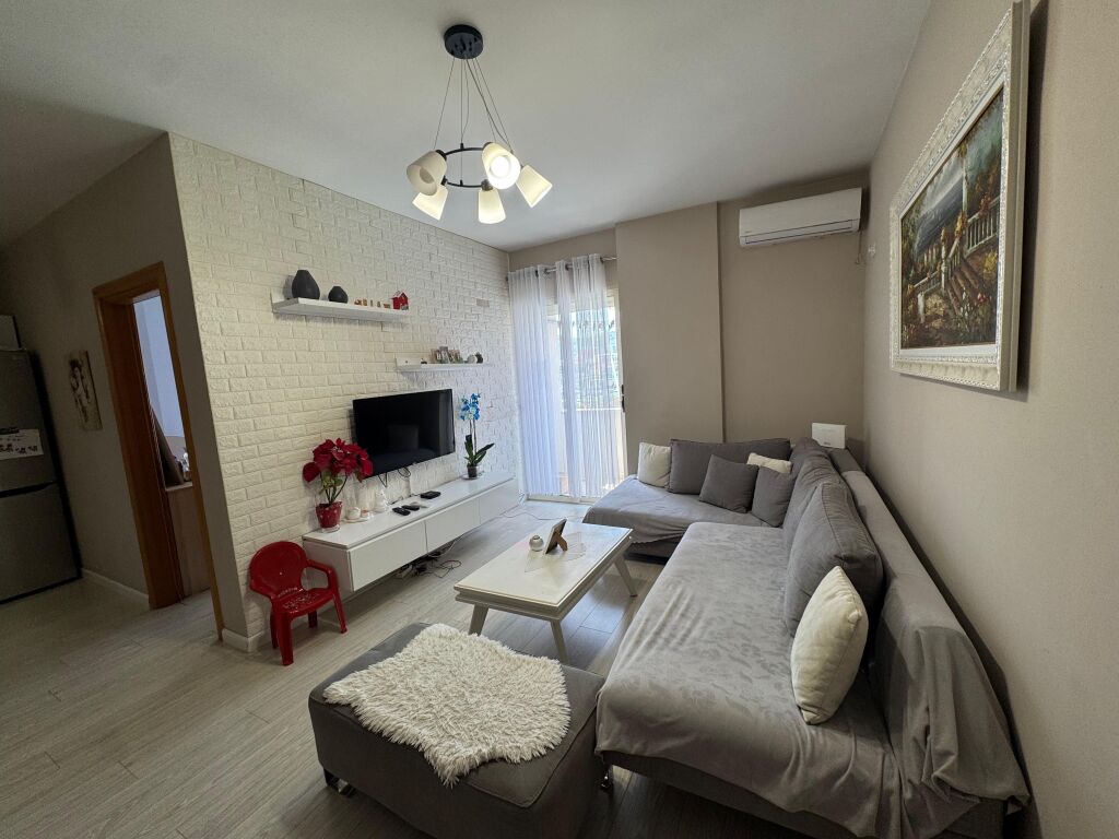Shitet apartament 1+1 , pran fabrikes se miellit Tirane