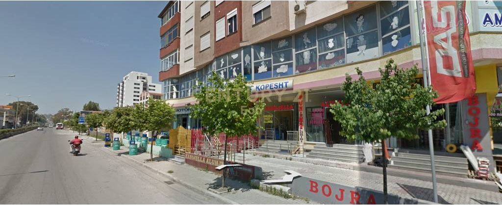 Ambient Komercial Me Qira në Hyrje te Durrësit !