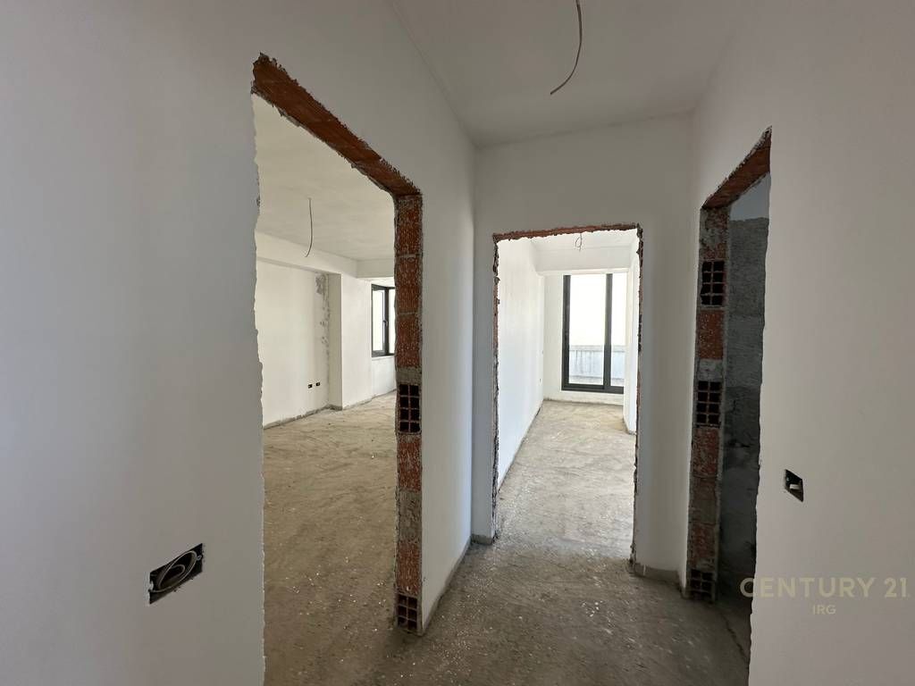 Penthouse for sale with 192 m2 veranda in Yzberisht