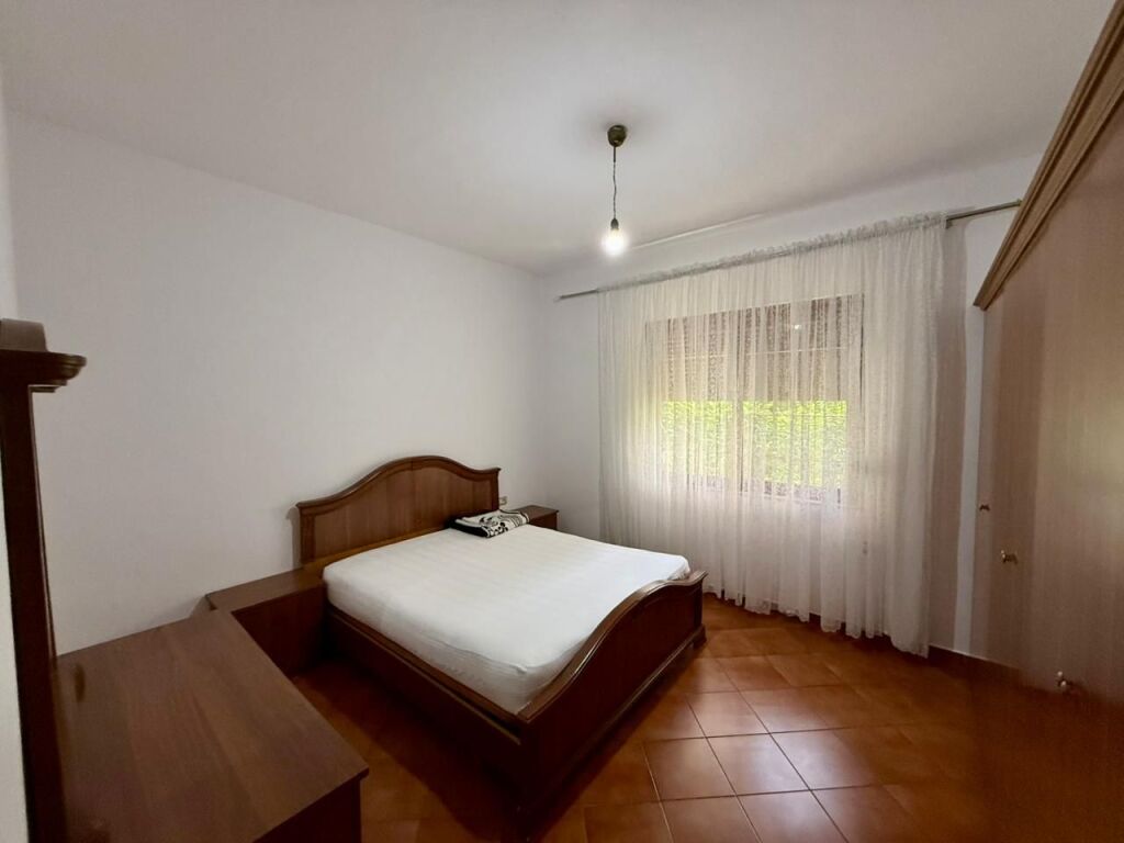 📣 AFFITTO Appartamento 1+1 📍 Vicino a 2 Palmave, Astir ✨   🏡 Parte di Villa  🛋️ Completamente Arredato  🪜 Piano 1 📐 Superficie 65 m2  👫 Preferiti Clienti Familiari (Coppia)   💶 Prezzo 40.000 Leke/Mese  ✅ Possibilità di Parcheggio con Pagamento Extra
