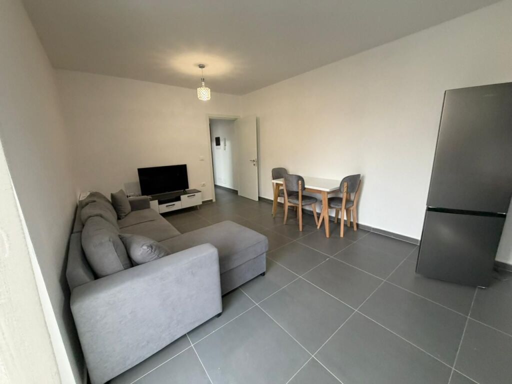Apartament 2+1 me qira – Zona 5 Maji  Jepet me qira apartament 2+1 në zonën e 5 Majit.  • Ndodhet në pallat të ri  • Kati i 2-të (opsione të disponueshme)  • Organizim i rregullt dhe hapësira të bollshme  💰 Çmimi: 50,000 lekë/muaj  Për më shumë informacion ose vizitë, kontaktoni në privat.