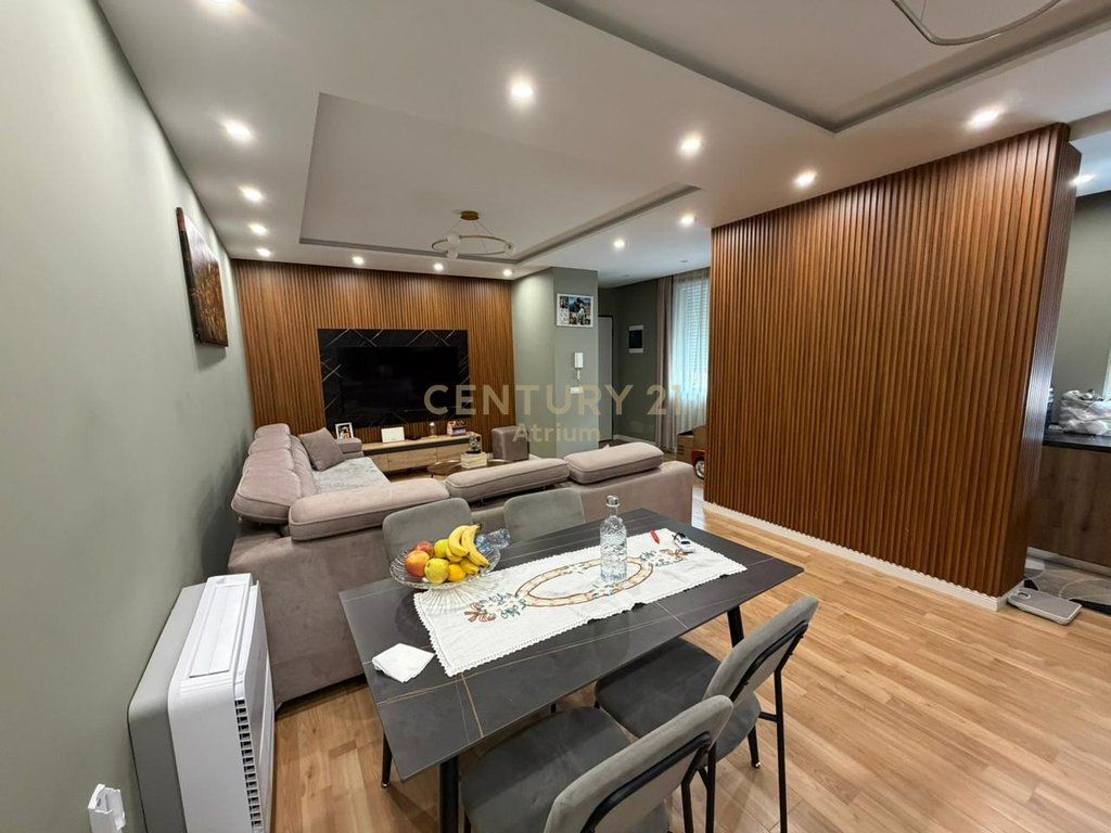 AFFITTASI APPARTAMENTO 2+1+2+BALCONE VICINO AL EX MERCATO ELETTRICO !!