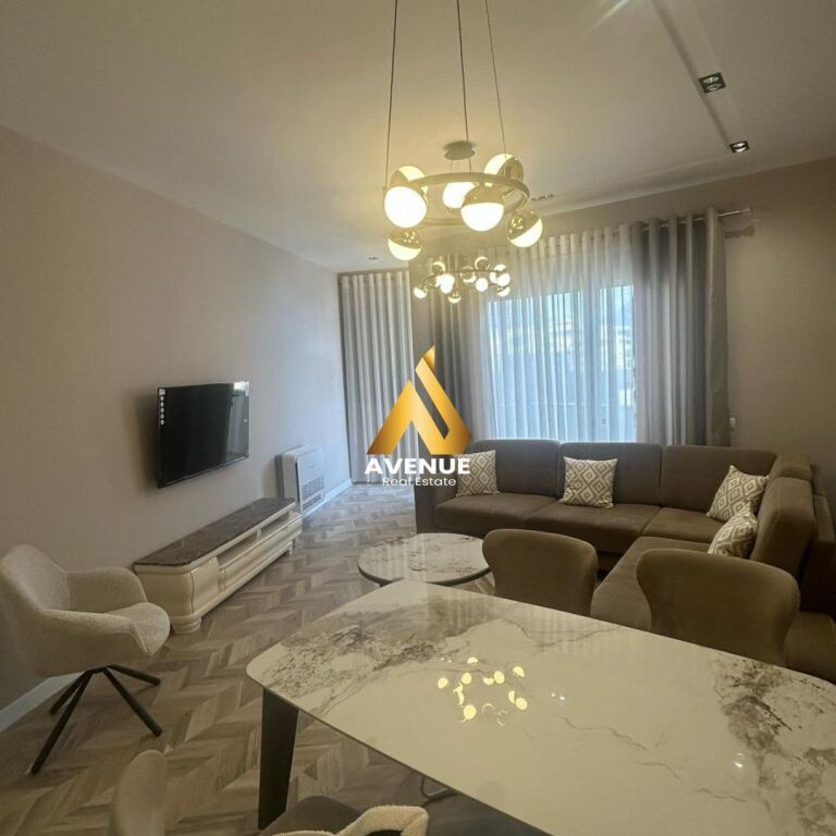 SHITET APARTAMENT LUKSOZ 2+1+2 – PRANË Sheshi Skënderbej, NË Tiranë