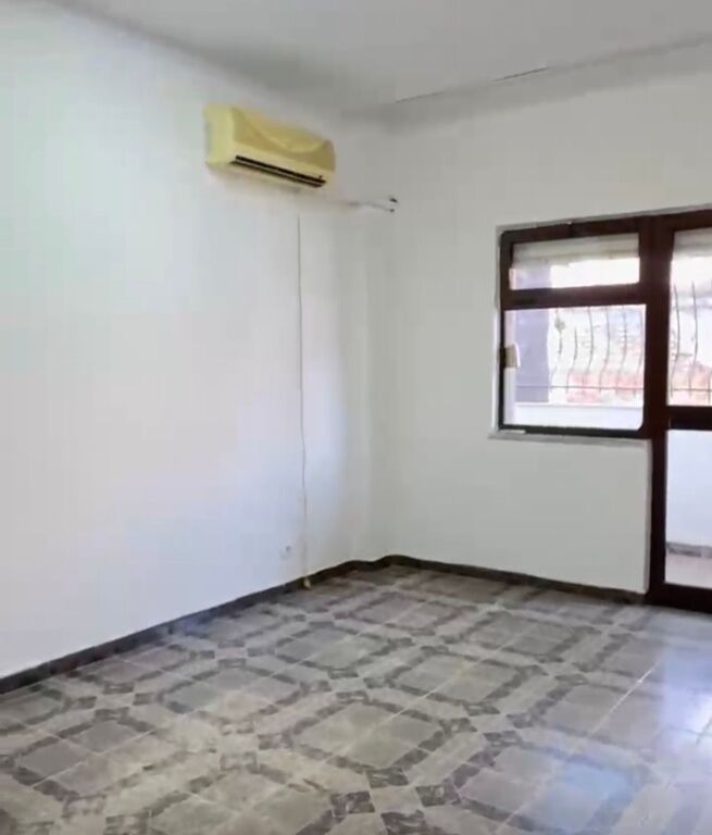 Apartament 3+1 me qira per zyra prane Spitalit Gjerman