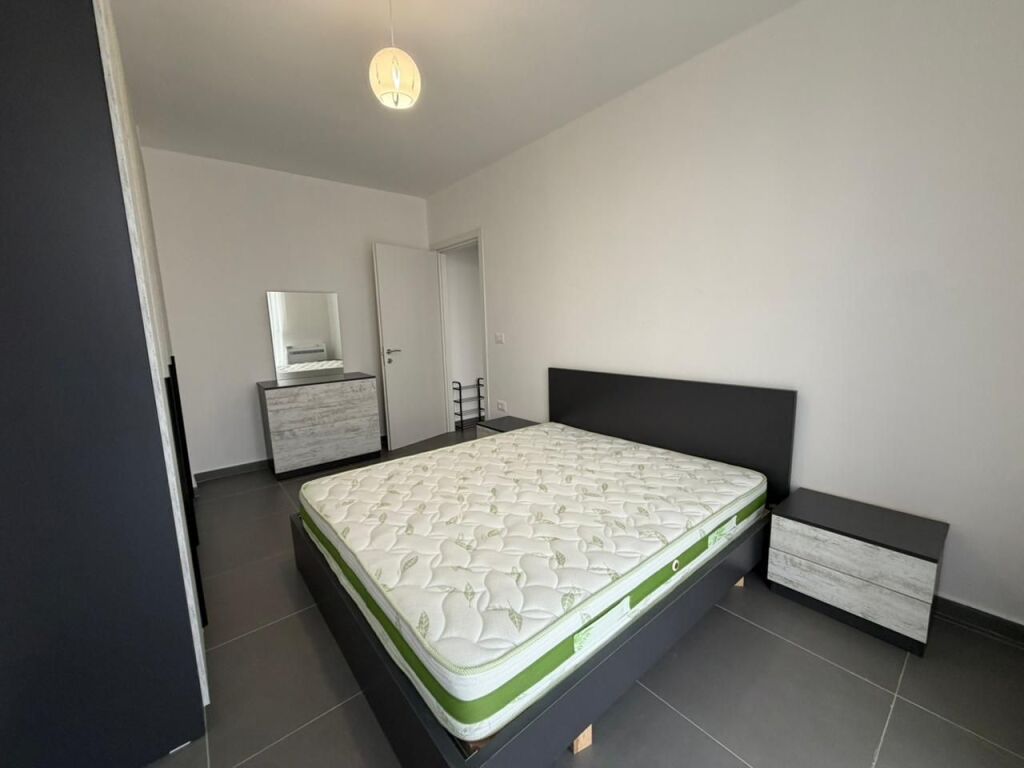 Apartament 2+1 me qira – Zona 5 Maji  Jepet me qira apartament 2+1 në zonën e 5 Majit.  • Ndodhet në pallat të ri  • Kati i 2-të (opsione të disponueshme)  • Organizim i rregullt dhe hapësira të bollshme  💰 Çmimi: 50,000 lekë/muaj  Për më shumë informacion ose vizitë, kontaktoni në privat.
