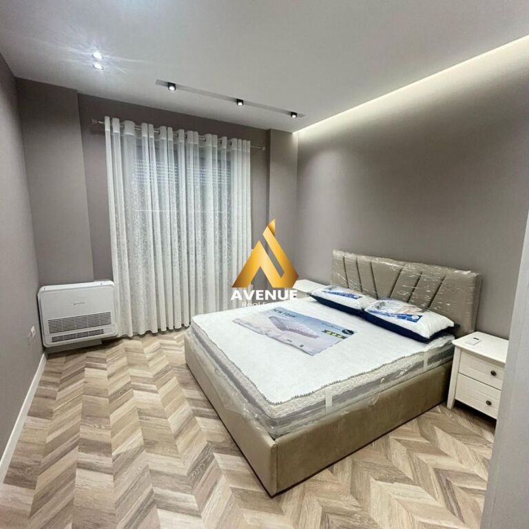 SHITET APARTAMENT LUKSOZ 2+1+2 – PRANË Sheshi Skënderbej, NË Tiranë